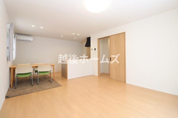 ���r���O �_�C�j���O�e�[�u���E�\�t�@�[���z�u�ł����Ƃ肠��݌v�ɂȂ��Ă���܂��B