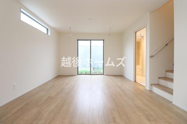 ���r���O �y���Ў{�H��z�_�C�j���O�e�[�u�����z�u�ł����Ƃ肠��݌v�ɂȂ��Ă���܂��B