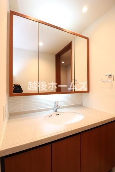 ʑEʏ Vv[hbT[͎[[I
̂xxyXł܂ˁB