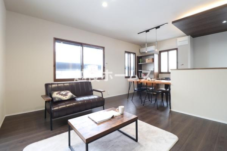 ���r���O �C���e���A���f����L�X�Ƃ������r���O��