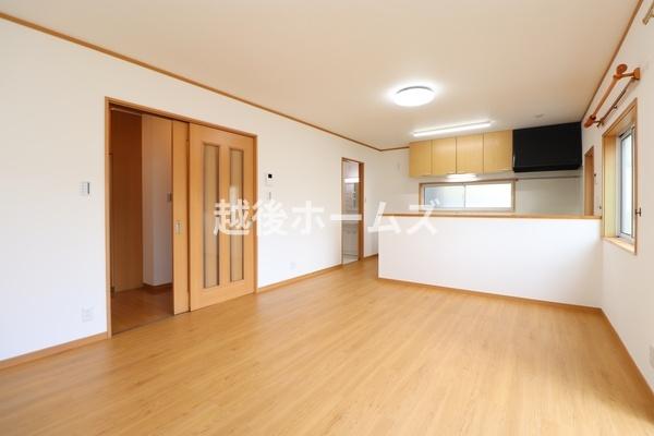 ���r���O �_�C�j���O�e�[�u���E�\�t�@�[���z�u�ł����Ƃ肠��݌v�ɂȂ��Ă���܂��B