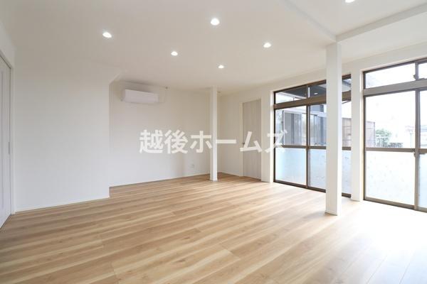 ���r���O �_�C�j���O�e�[�u���E�\�t�@�[���z�u�ł����Ƃ肠��݌v�ɂȂ��Ă���܂��B