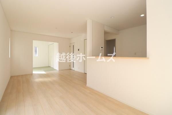 ���r���O �_�C�j���O�e�[�u���E�\�t�@�[���z�u�ł����Ƃ肠��݌v�ɂȂ��Ă���܂��B