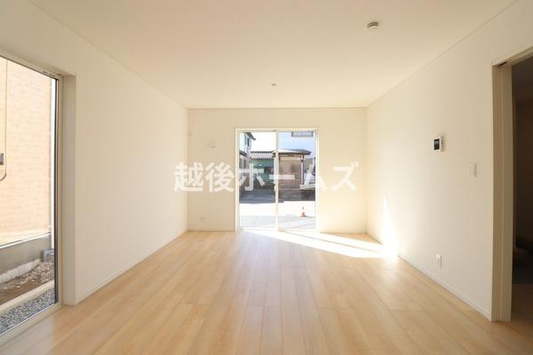 ���r���O �_�C�j���O�e�[�u���E�\�t�@�[���z�u�ł����Ƃ肠��݌v�ɂȂ��Ă���܂��B