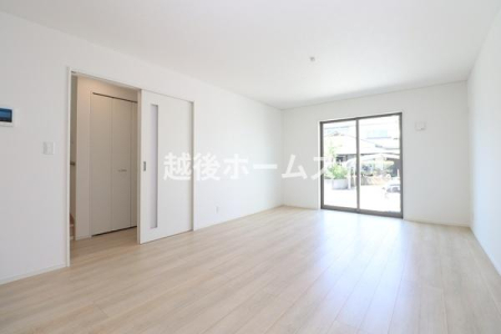 ���r���O �y���Ў{�H����z�_�C�j���O�e�[�u���E�\�t�@�[���z�u�ł����Ƃ肠��݌v�ɂȂ��Ă���܂��B