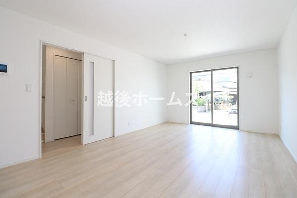 ���r���O �y���Ў{�H����z�_�C�j���O�e�[�u���E�\�t�@�[���z�u�ł����Ƃ肠��݌v�ɂȂ��Ă���܂��B