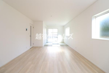 ���r���O �y���Ў{�H����z�_�C�j���O�e�[�u���E�\�t�@�[���z�u�ł����Ƃ肠��݌v�ɂȂ��Ă���܂��B