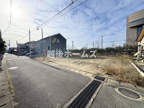 �O�ʓ��H�܂ތ��n�ʐ^ �����̓��������ʕ��E�d�l�ݔ��₨�����̑傫���̔�r�A�ߗׁE���ӊ��⒬���݂ȂǁA�����ł͂킩��Ȃ���񂪂������񂠂�܂��B���񌻒n�ɂĂ��m�F���������B