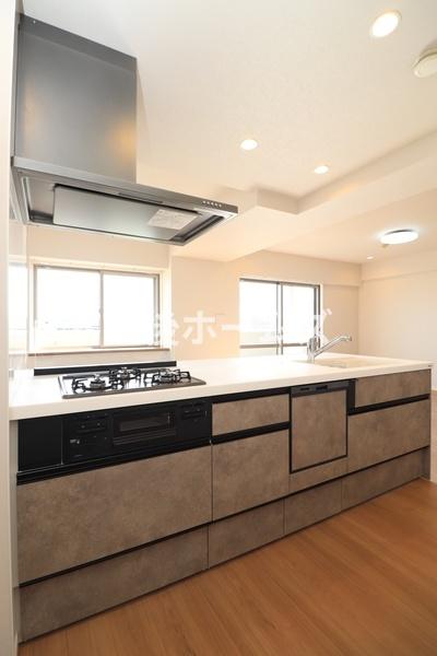 �L�b�`�� �y���Ў{�H��z�L�b�`���͎g���₷���V�X�e���L�b�`���ł��B
�򐅊��̌^�̐�����H��@���W���������Ă��܂��B