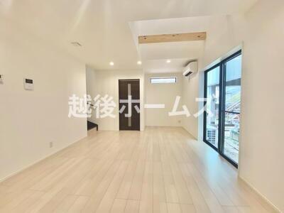 ���r���O �_�C�j���O�e�[�u���E�\�t�@�[���z�u�ł����Ƃ肠��݌v�ɂȂ��Ă���܂��B