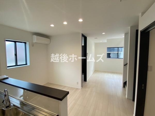 ���r���O �y���Ў{�H��z�_�C�j���O�e�[�u�����z�u�ł����Ƃ肠��݌v�ɂȂ��Ă���܂��B