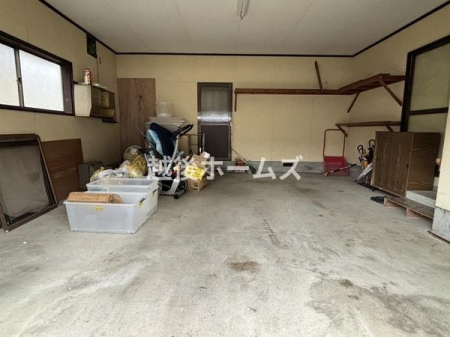 ���ԏ� �ԂP�䒓�Ԃ��\�ȎԌ�
�^�C���⎩�]�Ԃ̕ۊǂ��\�ȍL���ł��B