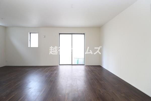 ���r���O �y���Ў{�H����z�_�C�j���O�e�[�u���E�\�t�@�[���z�u�ł����Ƃ肠��݌v�ɂȂ��Ă���܂��B