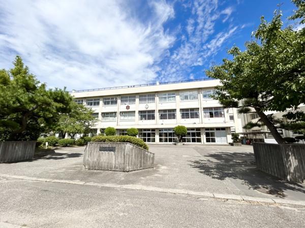 ���ӊ� �y���w�Z�z�V���s����䓌���w�Z�F1235m