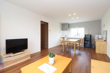 ���r���O �y���Ў{�H��z�_�C�j���O�e�[�u�����z�u�ł����Ƃ肠��݌v�ɂȂ��Ă���܂��B