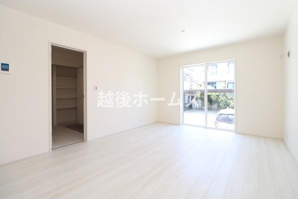 ���r���O �y���Ў{�H��z�_�C�j���O�e�[�u�����z�u�ł����Ƃ肠��݌v�ɂȂ��Ă���܂��B