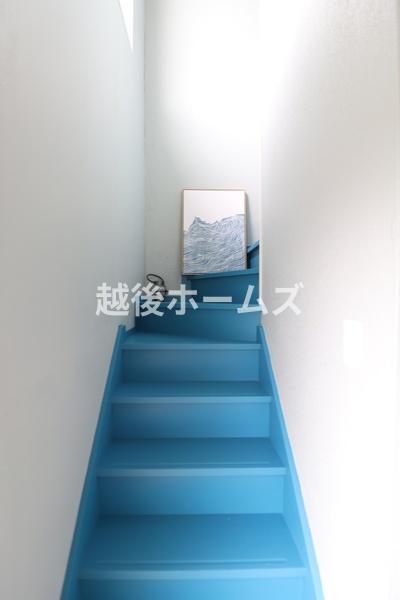 ���̑����� ���R�����������ޑ��t�̊K�i�B
���邭�ʂ鐅�F�̃A�N�Z���g�J���[