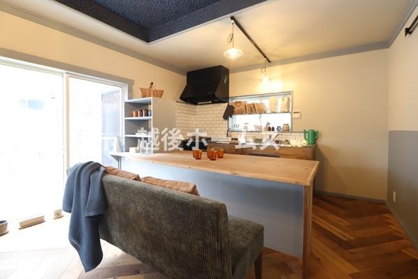 �L�b�`�� �Ǖt���L�b�`���~�_�C�j���O�J�E���^�[
���ʂȎg�����ł��鑢��J�E���^�[�̓_�C�j���O�e�[�u���Ƃ��Ă����p�\�ł��B
