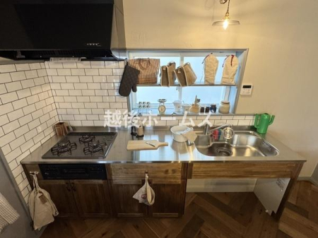 �L�b�`�� �T�u�E�F�C�^�C�����A�N�Z���g�̃J�t�F���L�b�`���B
����L�b�`���͂���������R�c���K�X�R�����I