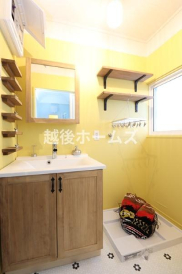 ���ʑ�E���ʏ� ���邭�g������ۂ̃C�G���[���A�N�Z���g�̐��ʎ��B
�~���[�{�b�N�X��^�I�����[�A�Ǖt���I�ȂǍו��ɂ��S�������ʂȋ�Ԃł��B