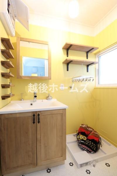 ���ʑ�E���ʏ� ���邭�g������ۂ̃C�G���[���A�N�Z���g�̐��ʎ��B
�~���[�{�b�N�X��^�I�����[�A�Ǖt���I�ȂǍו��ɂ��S�������ʂȋ�Ԃł��B