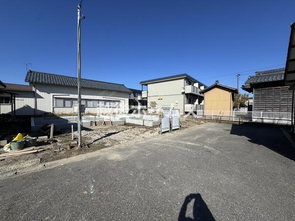 �O�ʓ��H�܂ތ��n�ʐ^ �����̓��������ʕ��E�d�l�ݔ��₨�����̑傫���̔�r�A�ߗׁE���ӊ��⒬���݂ȂǁA�����ł͂킩��Ȃ���񂪂������񂠂�܂��B���񌻒n�ɂĂ��m�F���������B