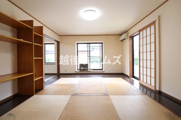 ���r���O �_�C�j���O�e�[�u���E�\�t�@�[���z�u�ł����Ƃ肠��݌v�ɂȂ��Ă���܂��B