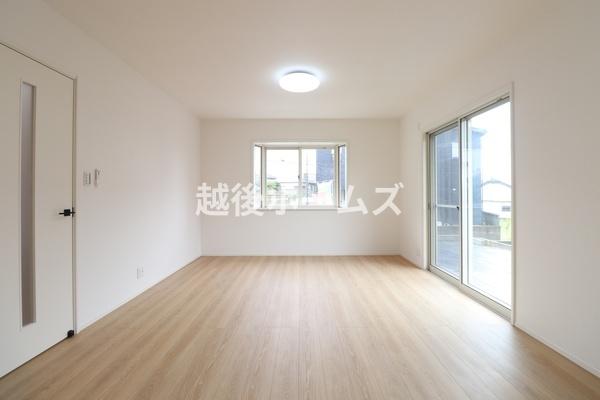 ���r���O �y���Ў{�H��z�_�C�j���O�e�[�u�����z�u�ł����Ƃ肠��݌v�ɂȂ��Ă���܂��B