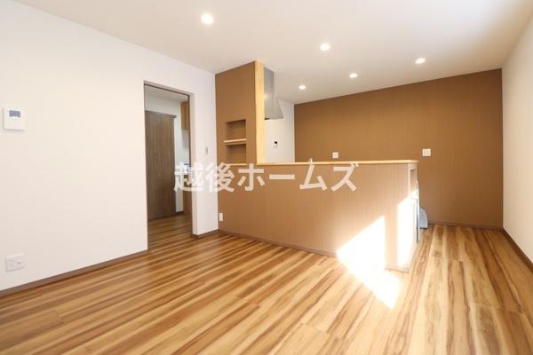 ���r���O �_�C�j���O�e�[�u���E�\�t�@�[���z�u�ł����Ƃ肠��݌v�ɂȂ��Ă���܂��B