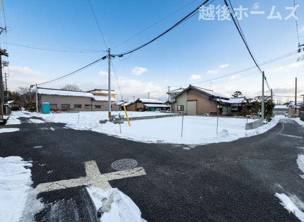 �O�ʓ��H�܂ތ��n�ʐ^ �����̓��������ʕ��E�d�l�ݔ��₨�����̑傫���̔�r�A�ߗׁE���ӊ��⒬���݂ȂǁA�����ł͂킩��Ȃ���񂪂������񂠂�܂��B���񌻒n�ɂĂ��m�F���������B