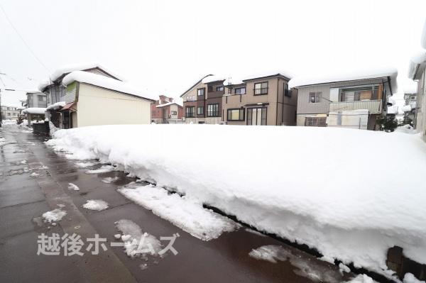 �O�ʓ��H�܂ތ��n�ʐ^ �����̓��������ʕ��E�d�l�ݔ��₨�����̑傫���̔�r�A�ߗׁE���ӊ��⒬���݂ȂǁA�����ł͂킩��Ȃ���񂪂������񂠂�܂��B���񌻒n�ɂĂ��m�F���������B