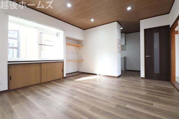 ���r���O �_�C�j���O�e�[�u���E�\�t�@�[���z�u�ł����Ƃ肠��݌v�ɂȂ��Ă���܂��B