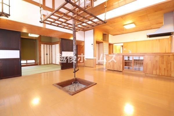 ���r���O �͘F��������A�a�̎����P�W.�T���̂k�c�j
�J�������鐁�������r���O�ł��B