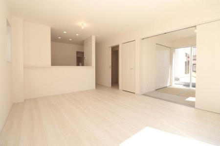 ���r���O �y���Ў{�H��z
�Q�S���Ԋ��C�V�X�e���������ɐ݂��A��ɋ�C���z�������K�ȋ�Ԃɕς��Ă���܂�