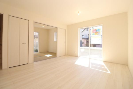 ���r���O �y���Ў{�H����z�_�C�j���O�e�[�u���E�\�t�@�[���z�u�ł����Ƃ肠��݌v�ɂȂ��Ă���܂��B