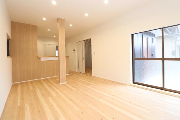 ���r���O �_�C�j���O�e�[�u���E�\�t�@�[���z�u�ł����Ƃ肠��݌v�ɂȂ��Ă���܂��B