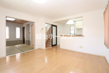 ���r���O �_�C�j���O�e�[�u���E�\�t�@�[���z�u�ł����Ƃ肠��݌v�ɂȂ��Ă���܂��B