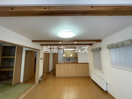 ���r���O �_�C�j���O�e�[�u���E�\�t�@�[���z�u�ł����Ƃ肠��݌v�ɂȂ��Ă���܂��B