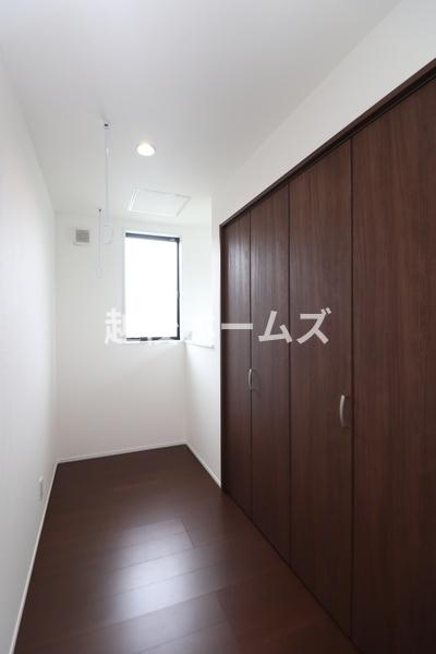 ���̑����� ��K�ɂ̓z�X�N���[�������̂�����X�y�[�X������܂��I
�N���[�[�b�g������̂ł���������̂܂ܕЂÂ����ĉƎ������̂����݌v�ɂȂ��Ă��܂���