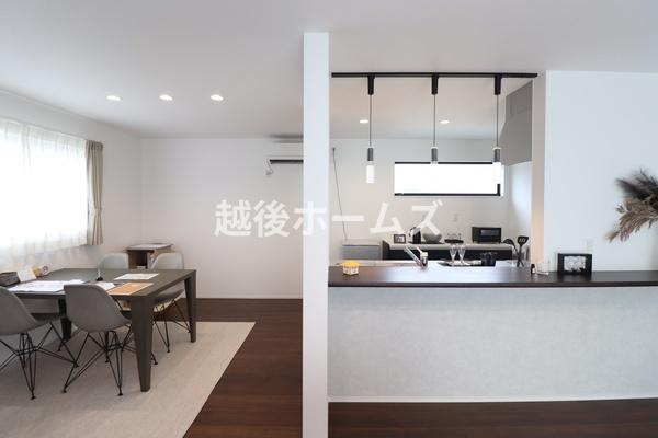 ���r���O �_�C�j���O�e�[�u�����z�u�ł����Ƃ肠��݌v�ɂȂ��Ă���܂��B