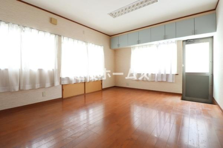 ���r���O �_�C�j���O�e�[�u���E�\�t�@�[���z�u�ł����Ƃ肠��݌v�ɂȂ��Ă���܂��B