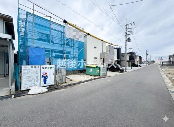 �O�ʓ��H�܂ތ��n�ʐ^ �����̓��������ʕ��E�d�l�ݔ��₨�����̑傫���̔�r�A�ߗׁE���ӊ��⒬���݂ȂǁA�����ł͂킩��Ȃ���񂪂������񂠂�܂��B���񌻒n�ɂĂ��m�F���������B