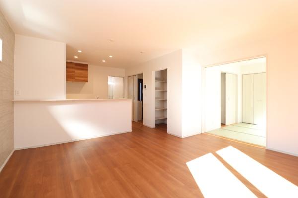 ���r���O �y���Ў{�H��z
�Q�S���Ԋ��C�V�X�e���������ɐ݂��A��ɋ�C���z�������K�ȋ�Ԃɕς��Ă���܂�