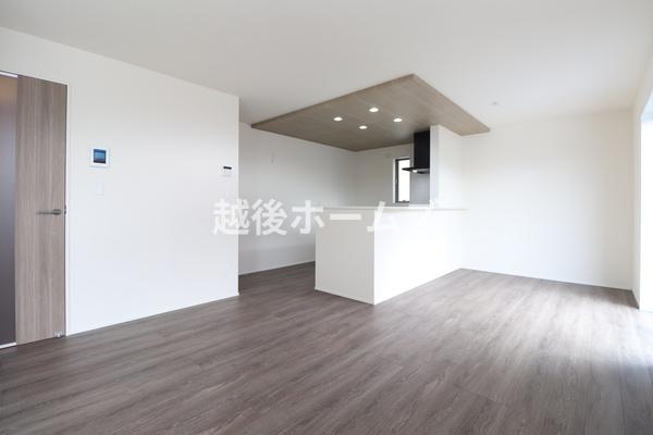 ���r���O �y���Ў{�H����z�_�C�j���O�e�[�u���E�\�t�@�[���z�u�ł����Ƃ肠��݌v�ɂȂ��Ă���܂��B