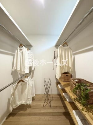 ���̑����� �E�ߎ��ɗאڂ������[�e�B���e�B�̓t�@�~���[�N���[�[�b�g�ɂ��œK�ł��B