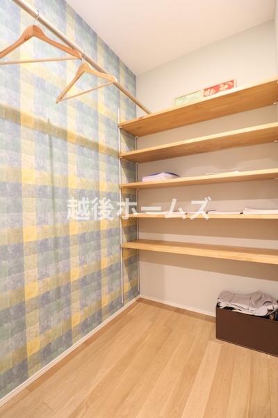 ���[ ���I��p�C�v�n���K�[�t���̃��r���O�N���[�N�B�U�炩�肪���ȃ��r���O����������Еt���܂��B