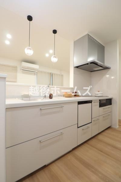  �H��@��^�b�`���X�������W�������̃V�X�e���L�b�`���B���r���O�̗l�q���݂Ȃ����Ƃ��\�ȑΖʎ��ł�