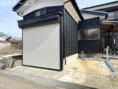 ���ԏ� �ԂP�䒓�Ԃ��\�ȎԌ�
�^�C���⎩�]�Ԃ̕ۊǂ��\�ȍL���ł��B