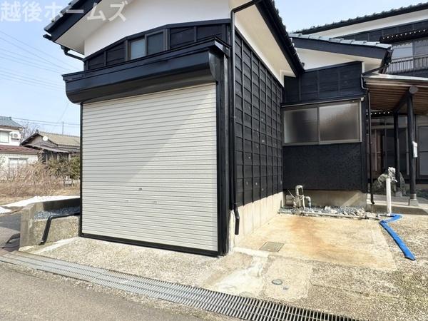 ���ԏ� �ԂP�䒓�Ԃ��\�ȎԌ�
�^�C���⎩�]�Ԃ̕ۊǂ��\�ȍL���ł��B