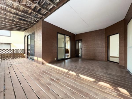 �� �R�̎��Ɉ͂܂ꂽ�����t���e���X